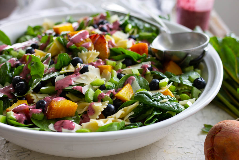 Best summer salad with beets and blueberries 